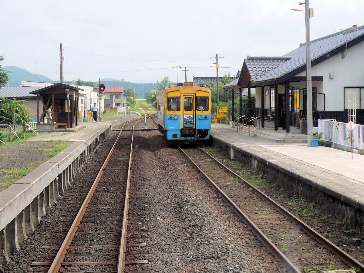 Die Yuri Kôgen-Bahn: Wagen 1503 trifft von der Endstation her in der Kreuzungsstelle Maegô ein, 10.Juli 2010. 
