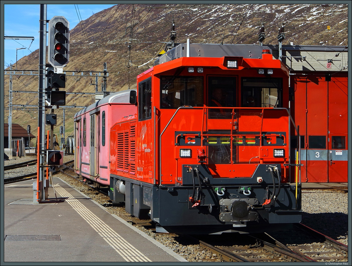 Die Zahnstangen der Matterhorn-Gotthard-Bahn müssen regelmäßig geschmiert werden, wofür ein Dienstwagen zum Einsatz kommt. Am 19.04.2022 wird dieser von HGm 2/2 Nr. 703 in den Bahnhof Andermatt befördert.