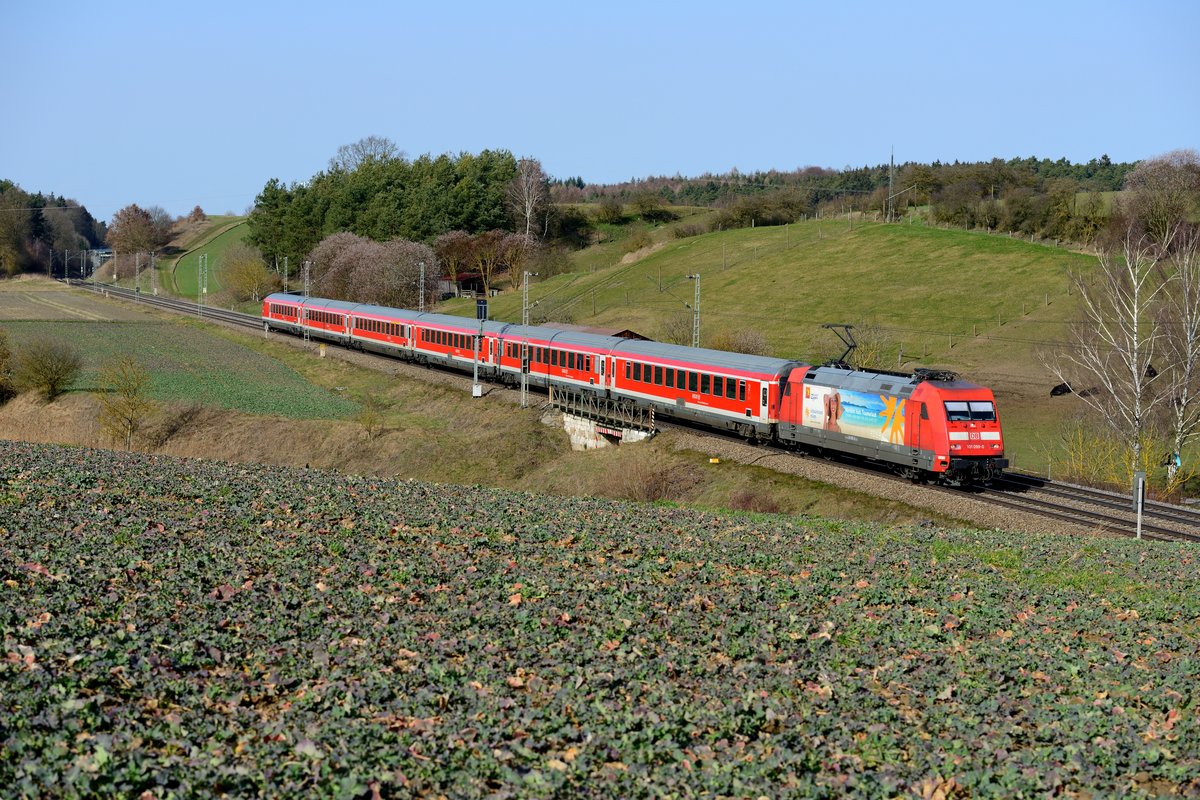 Die Zeit der 101 mit den verkehrsroten Fernverkehrswagen vor dem München-Nürnberg-Express läuft auch langsam aber sicher ab. Ab nächsten Jahr sollen die Skoda Garnituren im Einsatz stehen. Deswegen betätigte ich am 22. Februar 2016 nicht ungern den Auslöser, als 101 099 mit der Zypern-Seitenwerbung und ihrem RE 4013 meinen Standpunkt bei Fahlenbach passierte.