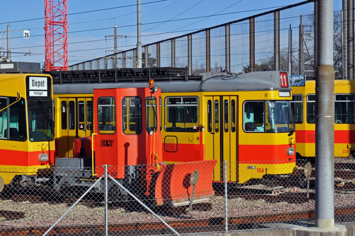 Die Zeit der Be 4/6 101 - 115 ist in Basel abgelaufen. Bereits steht der Be 4/6 104 ohne Pantograph auf dem Hof des Depots Ruchfeld. Die Aufnahme stammt vom 13.12.2015.
