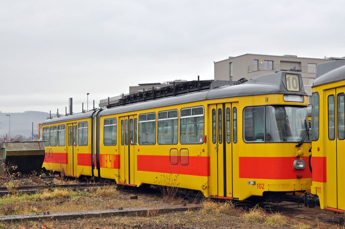 Die Zeit der Be 4/6 101 - 115 der BLT ist abgelaufen. Bereits stehen vier Wagen auf dem Hof der ehemaligen Bauwerkstatt. Hier sehen wir den Be 4/6 102. Die Aufnahme stammt vom 02.01.2016.