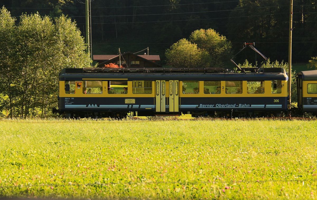 Die Zeit der BOB-Triebwagen aus dem 60er Jahren neigt sich dem Ende zu: Triebwagen 306 im Gegenlicht in Burglauenen, 7.September 2016. 