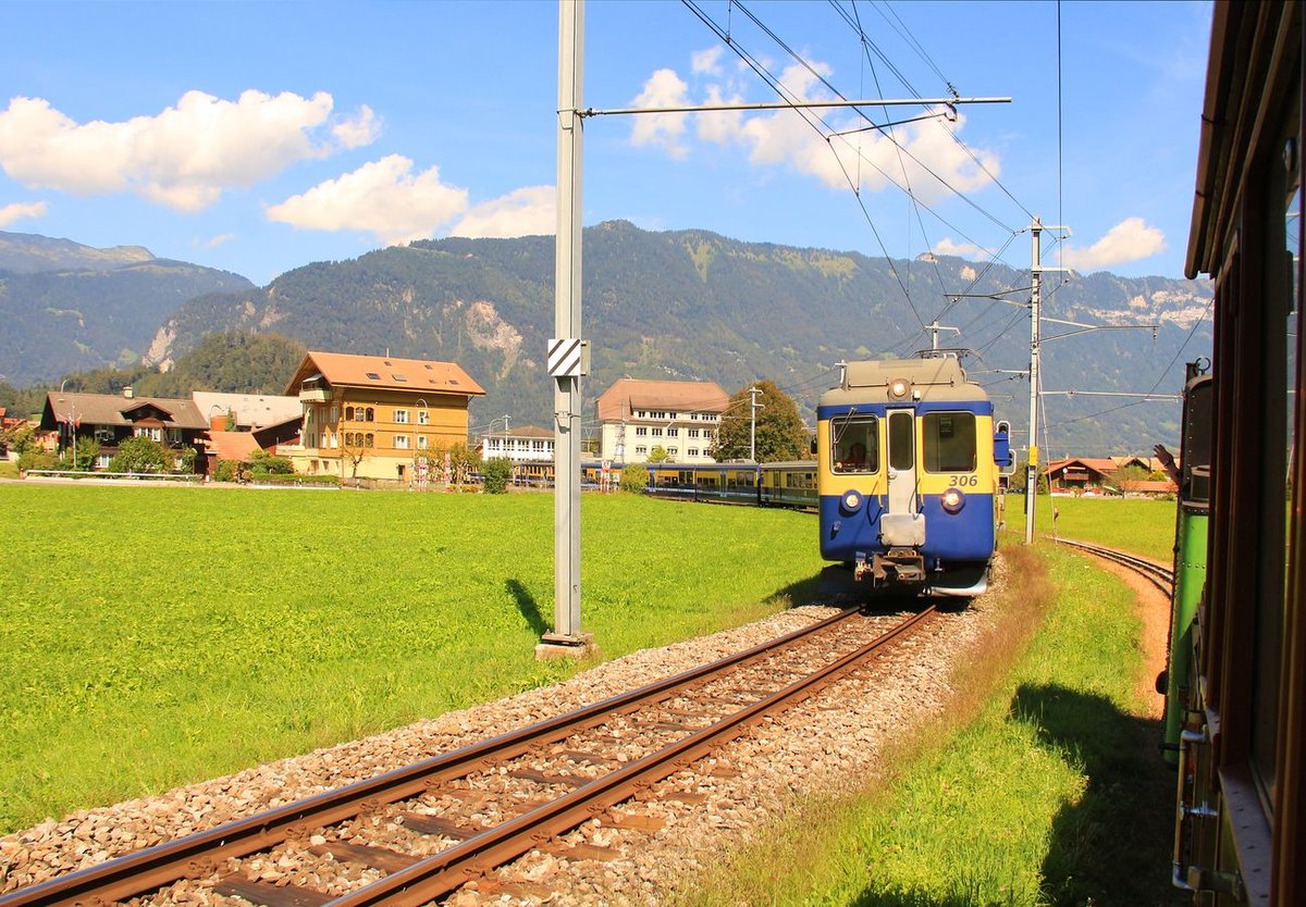 Die Zeit der BOB-Triebwagen aus dem 60er Jahren neigt sich dem Ende zu: Triebwagen 306 bei der Ausfahrt aus Wilderswil, aufgenommen aus einem Zug der Schynigen Platte Bahn. 3.September 2016. 