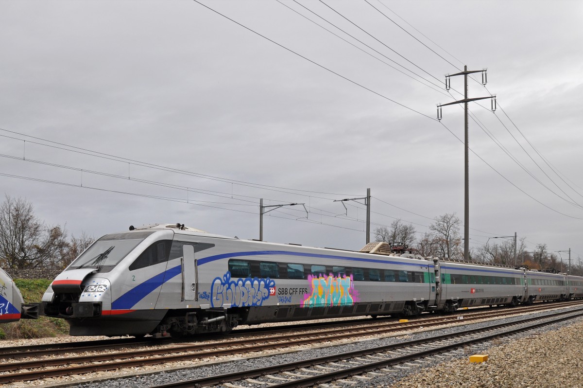 Die Zeit der ETR 470 ist abgelaufen. Der ETR 470 002, der am 11. April 2015 ausgemustert wurde, wartet bei der Firma Thommen auf den Abbruch. Die Aufnahme stammt vom 17.11.2015.