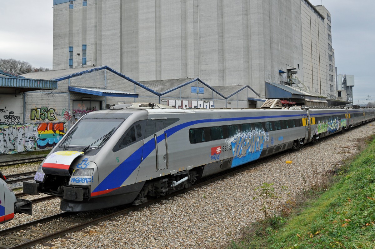 Die Zeit der ETR 470 ist abgelaufen. Der ETR 470 005, der am 15. April 2015 ausgemustert wurde, wartet bei der Firma Thommen auf den Abbruch. Die Aufnahme stammt vom 17.11.2015.