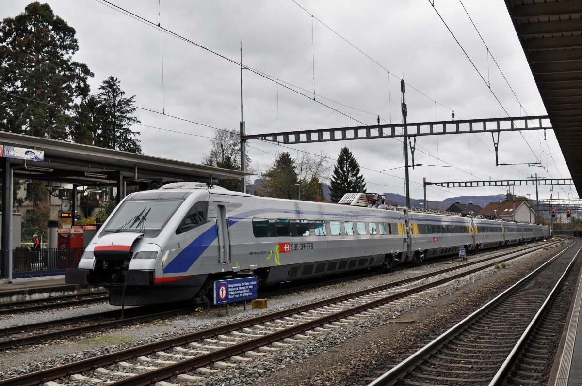 Die Zeit der ETR 470 ist abgelaufen. Der ETR 470 003, der am 10. April 2015 ausgemustert wurde, wartet am Bahnhof Kaiseraugst bei der Firma Thommen auf den Abbruch. Die Aufnahme stammt vom 17.11.2015.