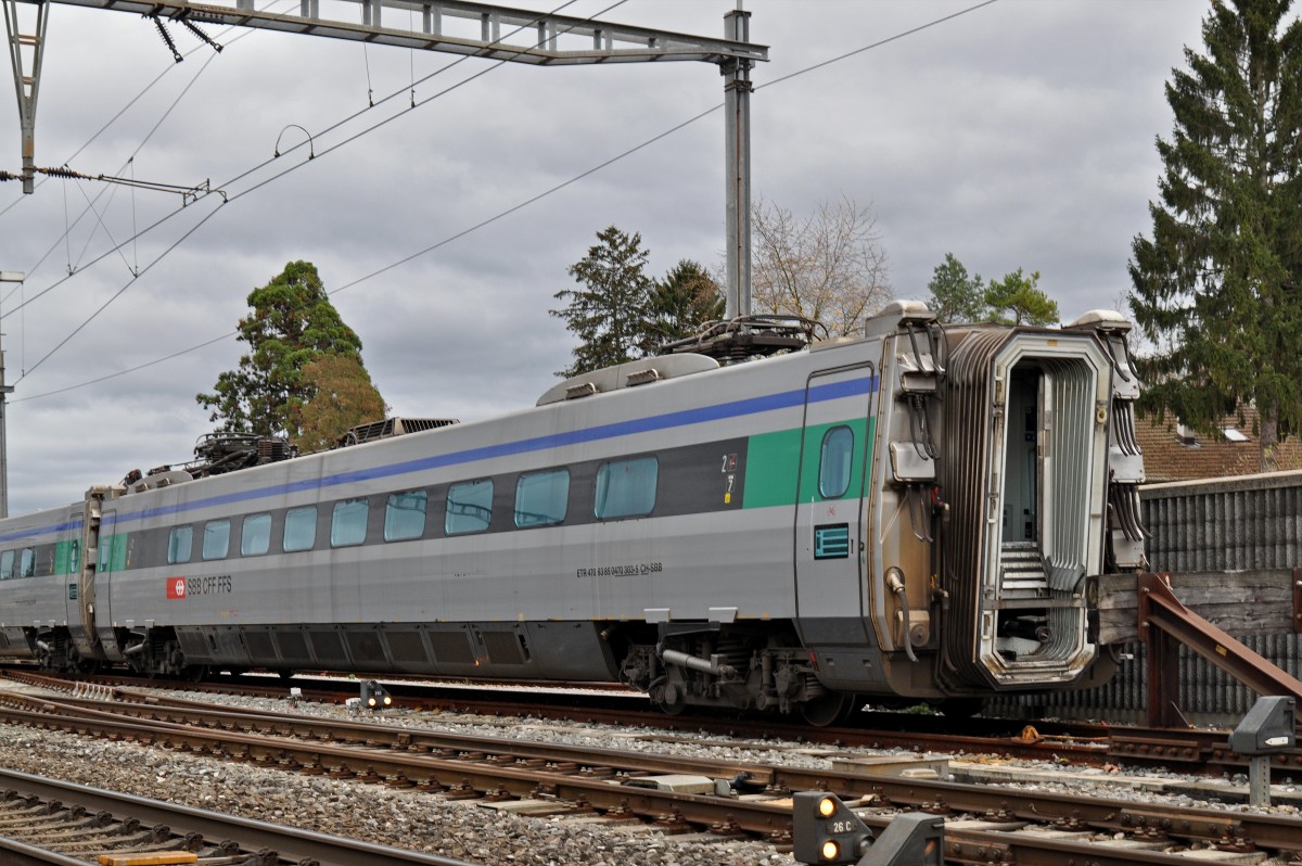 Die Zeit der ETR 470 ist abgelaufen. Der ETR 470 003, der am 10. April 2015 ausgemustert wurde, wartet am Bahnhof Kaiseraugst bei der Firma Thommen auf den Abbruch. Beim ETR 740 003 fehlt bereits ein Triebkopf. Die Aufnahme stammt vom 17.11.2015.