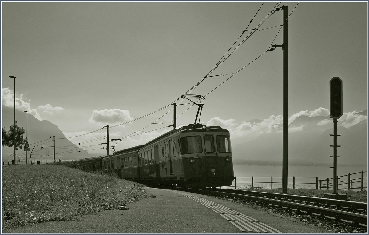 Die Zeit der klassischen ABDe 8/8 der Serie 4000 bei der MOB scheint abzulaufen, die neuen  Alpina  haben schon einige Umläufe übernommen.
Im starken Gegnelicht zeigt sich hier ein ABDe 8/8 mit dem Regionalzug 2244 Montreux - Saanenmösser bei Châtelard VD am 27. Okt. 2016