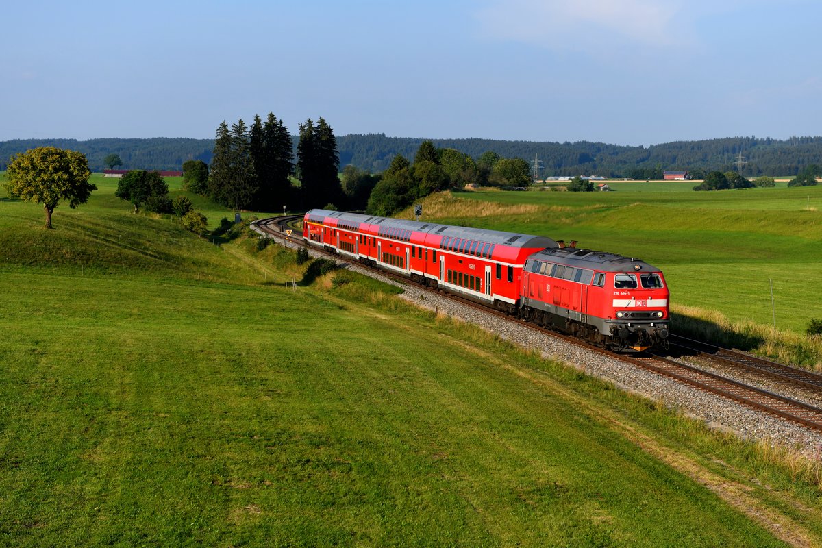 Die Zeit der lokbespannten Züge im Allgäu läuft unweigerlich ab, ebenso die der Baureihe 218 im aktiven Dienst. Deswegen war primäres Ziel des Ausfluges nach Görwangs am 03. August 2018   die RB 57444 nach Kempten HBF aufzunehmen, die planmäßig mit dieser Baureihe bespannt wird. An diesem Tag war 218 414 für diesen Dienst eingeteilt. Hergestellt bei Krupp in Essen startete die Lok im 1977 ihre Karriere in Kempten und blieb bis ins Jahr 1993 im Allgäu. Nach Zwischenstationen in Regensburg, Trier und Kaiserslautern ist sie nun seit Ende 2014 wieder in Kempten beheimatet. 