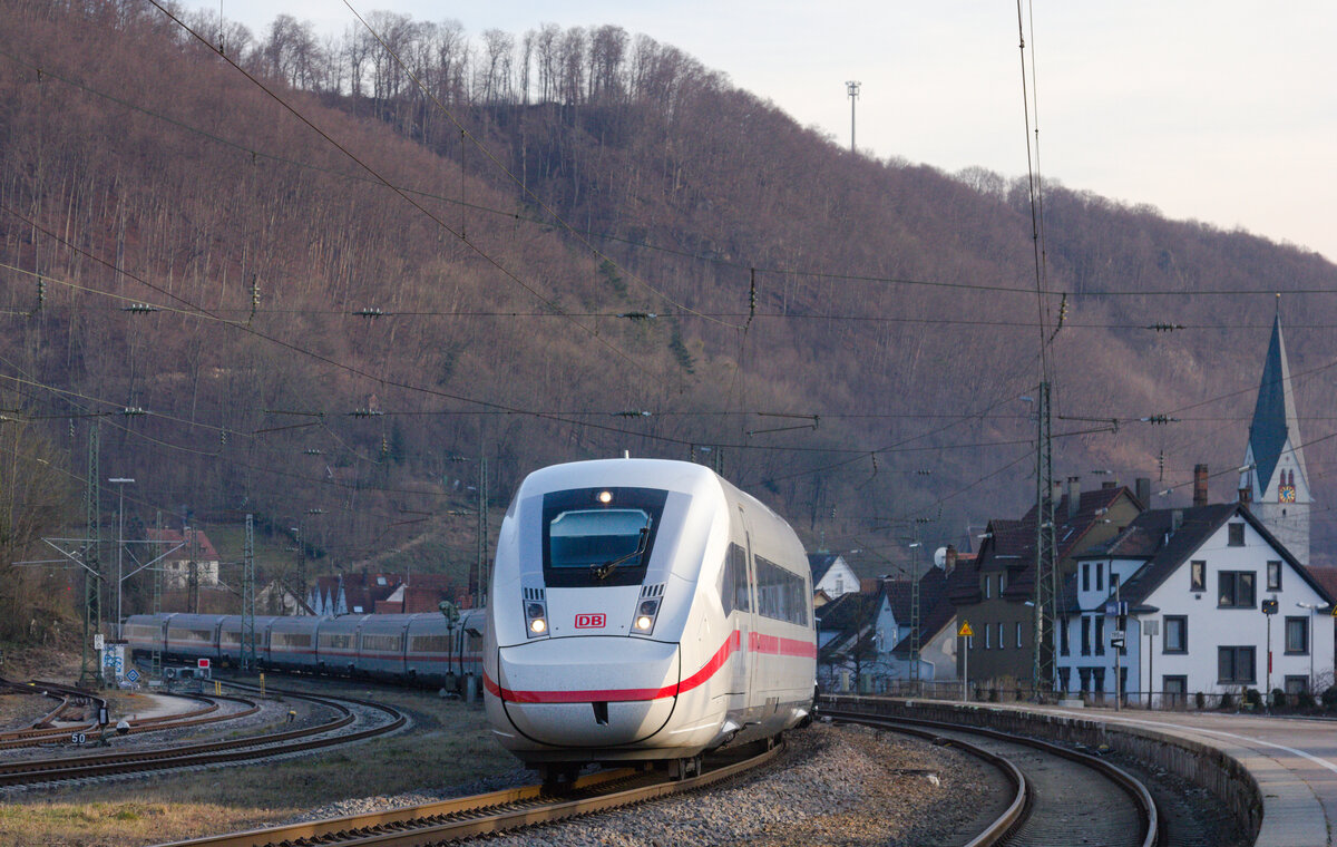 Die Zeit der planmäßigen ICE im Filstal ist inzwischen gezählt, so auch die von ICE 514 München-Münster, welcher den Bahnhof Geislingen am 11.03.2022 davon unbeeindruckt durchzuckelt.  