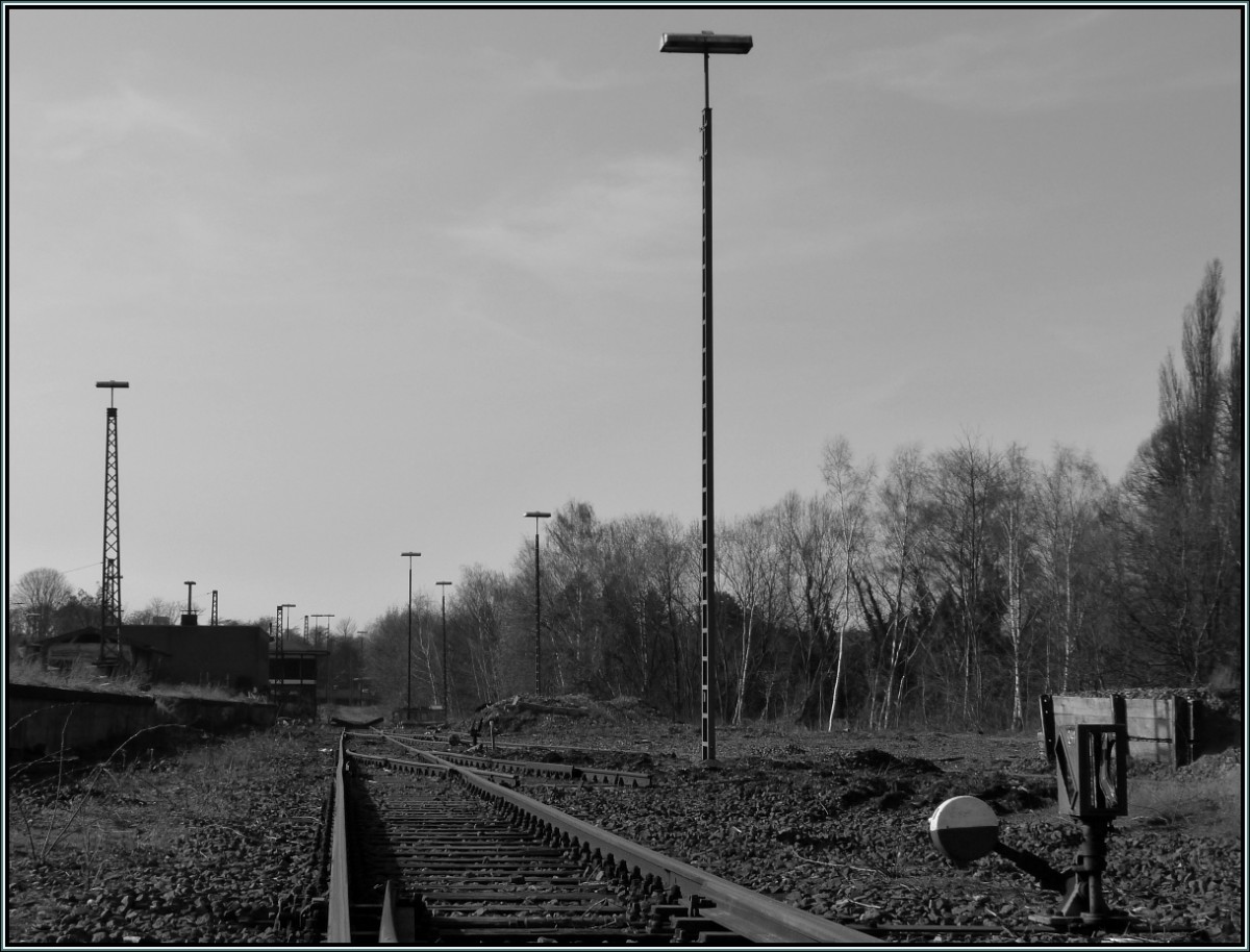 Die Zeit ist vergänglich,Fotos dagegen halten dagewesende Momente fest. Hier ein Bild aus Aachen West.Es zeigt die alten Gleise vom ehemaligen Güterbahnhof. Szenario vom März 2012. Mittlerweile ist alles dem Erboden gleichgemacht und in naher Zukunft werden hier wohl 1000. Studenten den Weg säumen am Campus der RWTH.