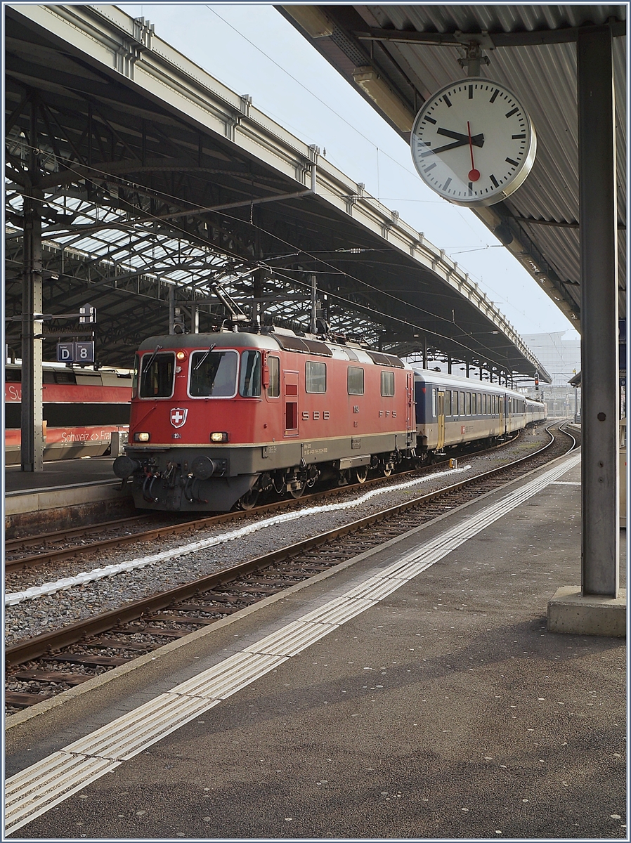 Die Zeiten ändern sich auf der nördlichen und südlichen Seite des Lac Léman, obwohl verschieden Uhren auf ihre Art die gleiche Zeit anzeigen…

Obwohl in den letzten Tagen öfters im Einsatz zu sehen sind Re 4/4 II mit EW I doch schon fast eine Besonderheit: Die SBB Re 4/4 II 11194 (und am Zugschluss 11197) mit einem Dispozug als IR 90 Ersatz in Lausanne.

25. Jan. 2020