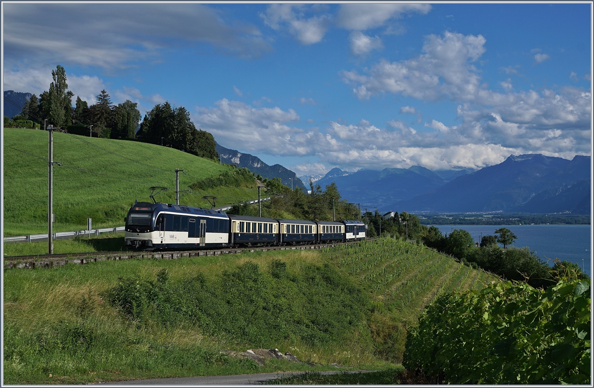 Die Zeiten besserte sich langsam und so verkehrte der MOB  Belle Epoque  Zug wieder mit drei Wagen. Der Zug ist von Montreux nach Zweisimmen unterwegs und wird in Kürze bei Plachamp vorbei fahren.

29. Juni 2020