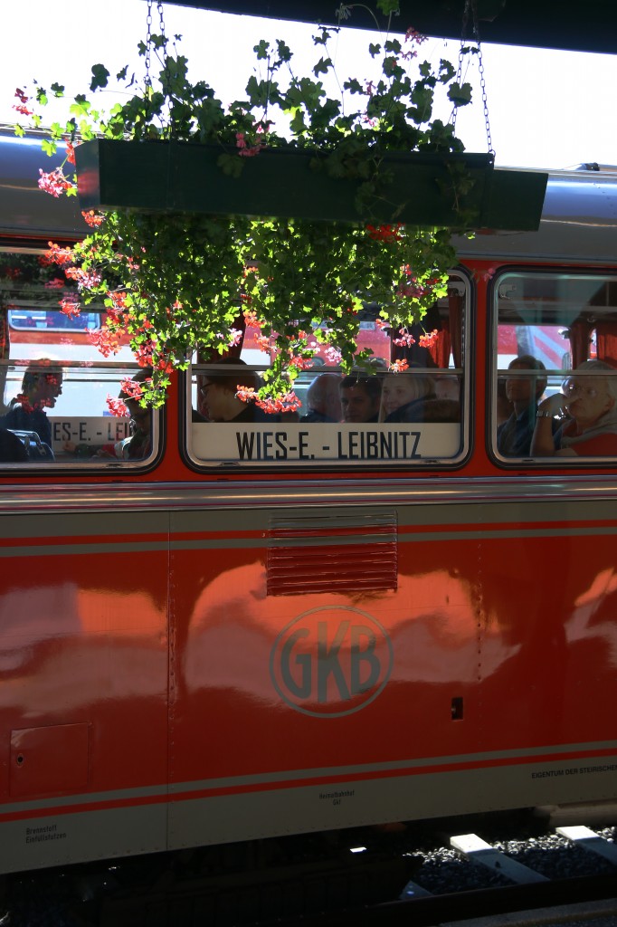 Die Zeiten in denen die Roten Züge zwischen Wies und Leibnitz so voll waren sind leider längst Geschichte.... Ein Grund mehr die Traditionen aus dem Sulmtal aufleben zu lassen . So hieß es am gestrigen 28.10.2015 auf zum Kastanienbraten nach Gleinstätten. VT10.02 am Bahnhof Wies Eibiswald.