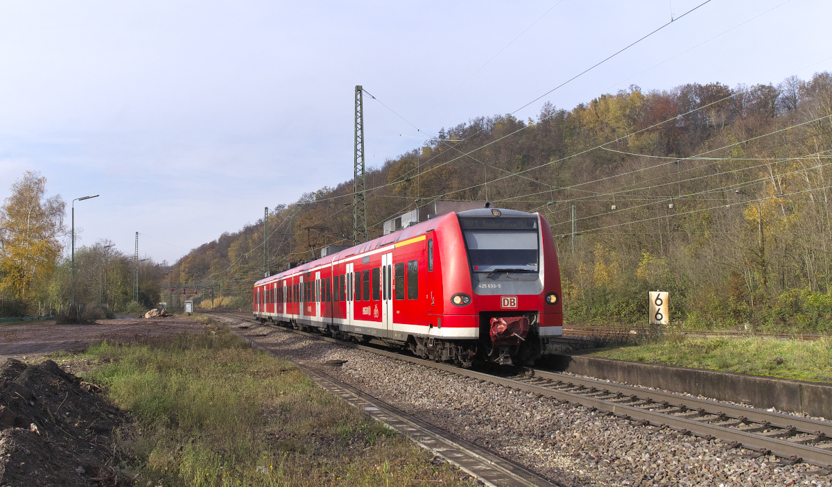 Die Zeiten der Quietschies auf der Saarstrecke sind vorbei.
Kurz vor Fahrplanwechsel war 425 133 am 22.11.2019 auf der Relation Trier - Homburg Saar unterwegs.
Einfahrt Luisenthal Saar