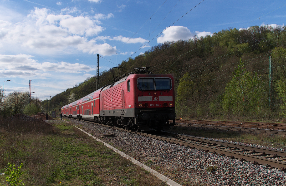 Die Zeiten sind seit Dezember 2014 vorbei. 143 366-3 bringt ihren RE von Koblenz nach Saarbrücken. Bahnstrecke 3230 am 06.04.2014 in Luisenthal Saar
