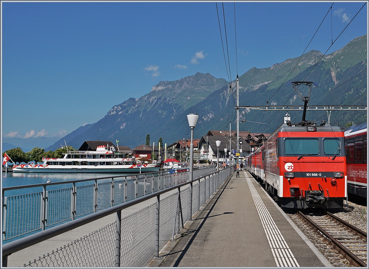 Die Zentralbahn Brünig HGe 101 966-0 schiebt in Brienz einen Verstärkungs Zug Luzern-Interlaken aus dem Bahnhof am See.

30. Juni 2018
