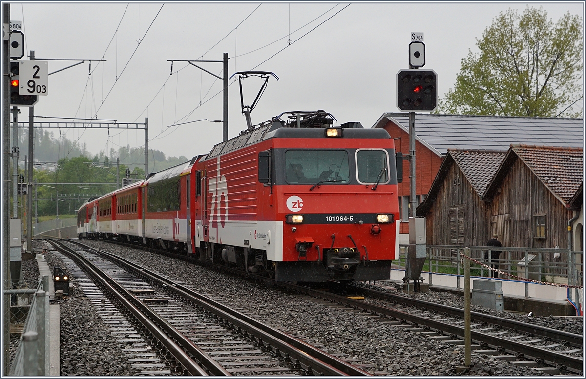 Die Zentralbahn HGe 101 964-5 erreicht mit ihrem IR nach Engelberg Kriens Mattenhof, interessant auch der Blick auf das hier verlegte Zweispurgleis. 

6. Mai 2017