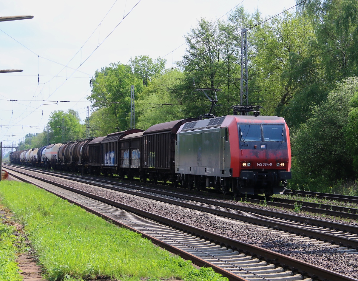 Die ziemlich schäbig aussehende 145 084-0 kam am 29.04.2014 mit einem gemischtem Güterzug in Richtung Wunstorf durch Dedensen-Gümmer.