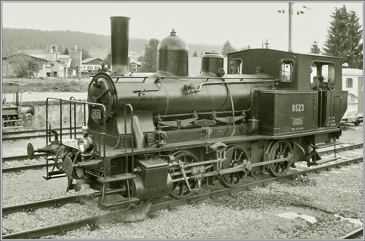 Die zierliche E 3/3 8523 der CTVJ (Compagnie du Train à vapeur de la Vallée de Joux) in Le Brassus (alter Bahnhof). Die Lok wurde 1915 gebaut.  
23. Juli 2006