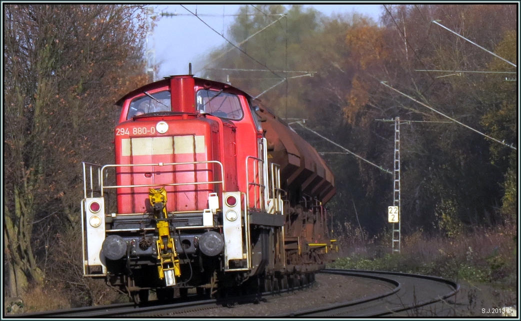 Die Zoomansicht der 294 880 -0 , zu sehen im Gleisbogen bei Rimburg (Übach Palenberg) auf der Kbs 485. Am Haken ein Übergabezug. Aufnahme vom Dezember 2013.