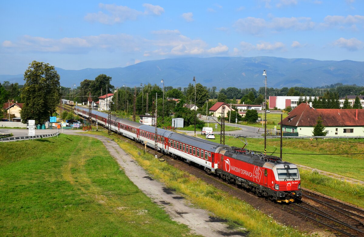 Die ZSSK 383 103 ist mit dem Zug R601 aus Bratislava hl. St. bis Košice kurz nach Turany.
15.07.2023.