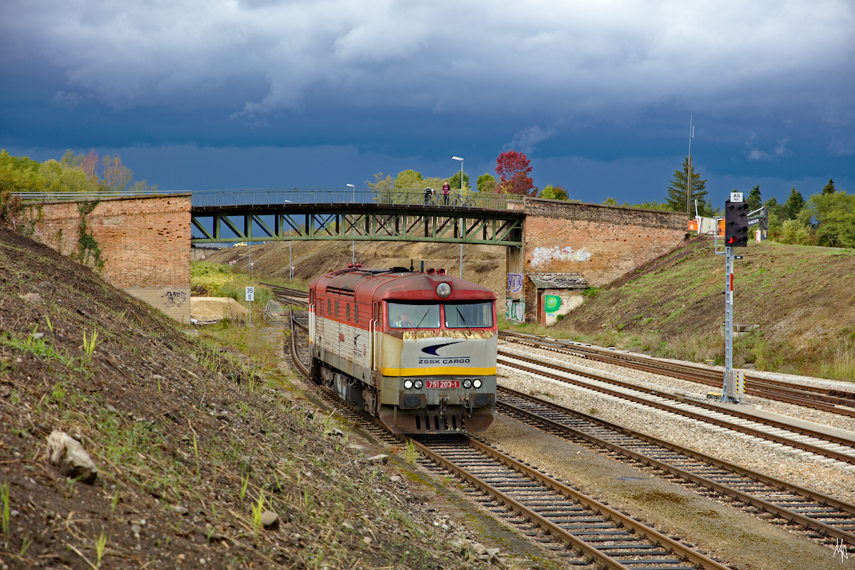 Die ZSSK 71 203 hat eben den Autotransportzug nach Marchegg gebracht, wo er in Kürze von einer 2016er der ÖBB übernommen wird. Die Lichtstimmung am 5.10.2019 war wirklich außergewöhnlich.