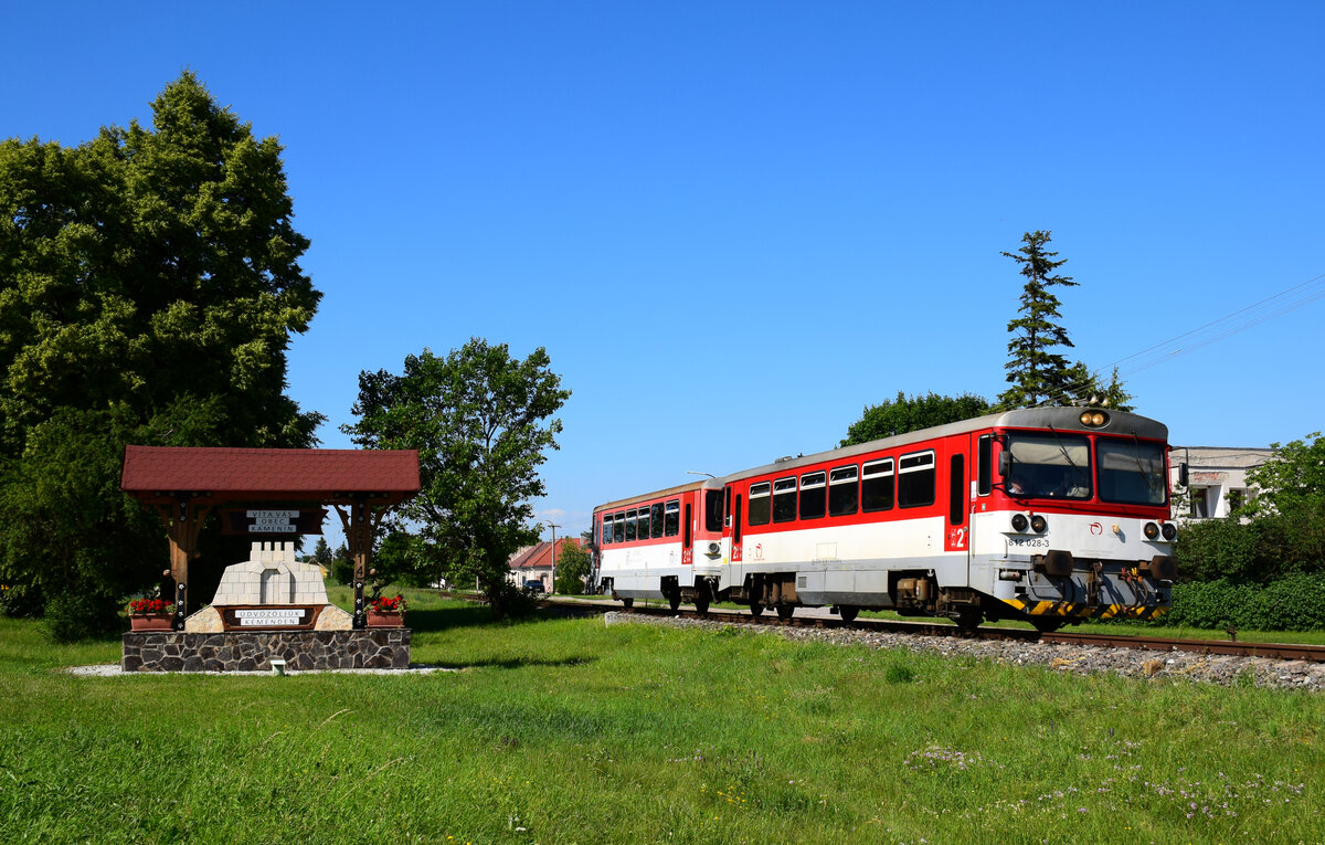 Die ZSSK Triebwagen 812 028 als Os5922 (Levice - Štúrovo) neben dem Ortsschild von Kamenín.
12.06.2022.