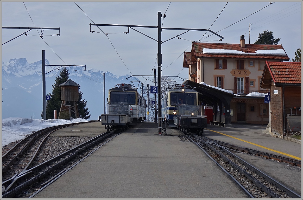 Die Züge 3363 und 3364 kreuzen sich in Caux.
(10.03.2015)