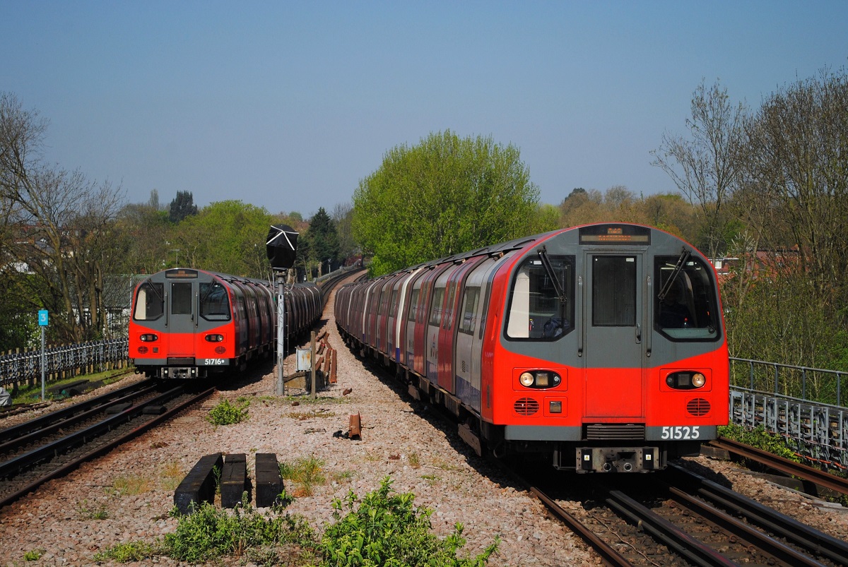 Die Züge 51525 und 51716 der Northern Line begegnen sich kurz vor Brent Cross. (20.04.2018)