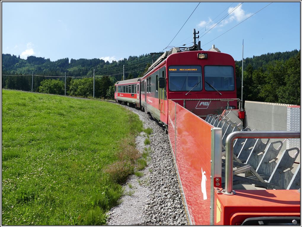 Die Züge der AB zwischen Gais und Altstätten Stadt führen  auf der Talseite einen Fahrradwagen mit sich und davor bei guter Witterung noch einen offenen Wagen  Cabrio . (14.07.2019)