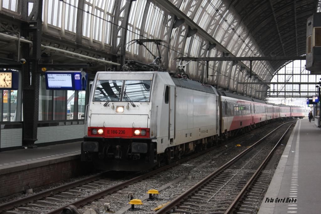 Die Züge von und nach Breda sind derzeit mit E-Loks der Baureihe 186 in verschiedensten Farbvarianten bespannt. Am 27.10.2014 stand E 186236 in neutral silberner Lackierung vor dem Personenzug nach Breda um 12.25 Uhr im Bahnhof Centraal von Amsterdam.