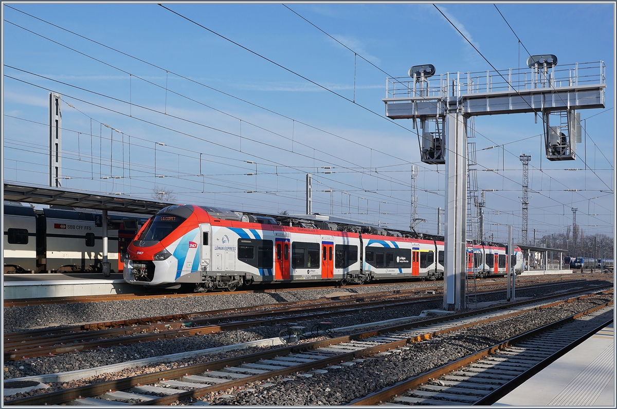 Die Züge der SL4 verdichten auf dem Abschnitt Annemasse - Coppet den Takt der Züge der SL 1, SL2 und SL3 zum Viertelstundentakt. Umlaufbedingt kommen SNCF Z 31500 sowie SBB RABe LEX 522 gemeinsam zum Einsatz. Zusätzlich verkehren auch RE Züge ab Annemasse nach Genève und weiter nach Vevey bzw. St-Maurice im Halbstundentakt, die von SBB RABe 511 gebildeten Züge gehören jedoch nicht zum Léman-Express Netz und haben in Annemasse ihr eigens, mit SBB 15000 Volt und 16 2/3 Hertz elektrifizierts Gleis.

Im Bild wartet der SNCF Coradia Polyvalent régional tricourant in Annemasse auf die Abfahrt als SL 4 nach Coppet.

21. Januar 2020  