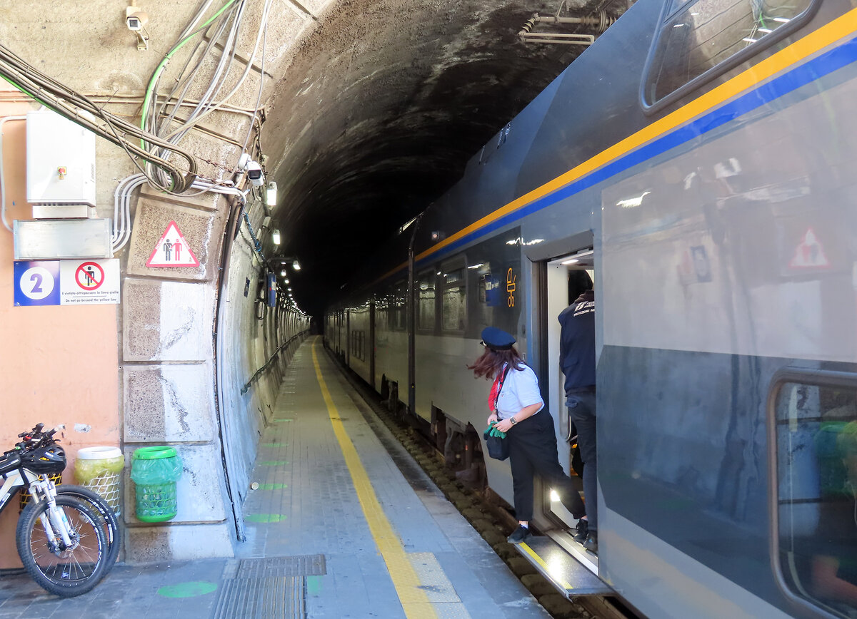 Die Zugbegleiterin vergewissert sich im Bahnhof Vernazza, ob der Fahrgastwechsel beendet ist. Vernazza, 26.4.2023
