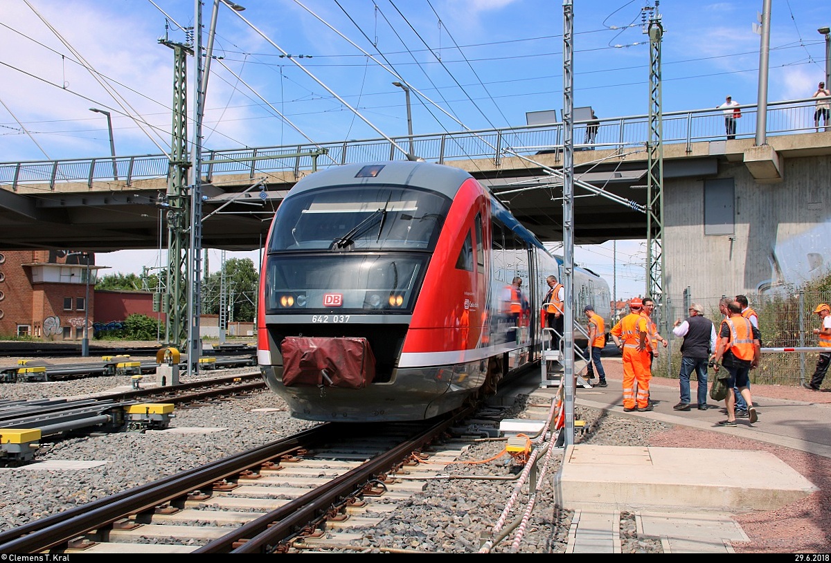 Die Zugbildungsanlage (ZBA) Halle (Saale) wurde im Rahmen des Verkehrsprojekts Deutsche Einheit Nr. 8 (VDE 8) nach fast fünf Jahren Bauzeit auf dem Gebiet des alten Rangierbahnhofs feierlich eingeweiht. Alle Interessierten waren neben den Feierlichkeiten von der Deutschen Bahn dazu eingeladen, an einer Rundfahrt über die Anlage teilzunehmen.
Auf diesem Bild steigt die erste Gruppe für die kommentierte Rundfahrt über die Gleisanlagen in 642 037 (Siemens Desiro Classic) der Nationalparkbahn Sächsisch-Böhmische Schweiz (DB Regio Südost) ein.
Der Standort war für diesen Tag also zugänglich.
Weitere Informationen findet Ihr hier:
https://bahnblogstelle.net/2018/06/29/neue-zugbildungsanlage-in-halle-saale-geht-in-betrieb-2/
https://www.youtube.com/watch?v=MjjKnF1WnSQ
[29.6.2018 | 13:55 Uhr]