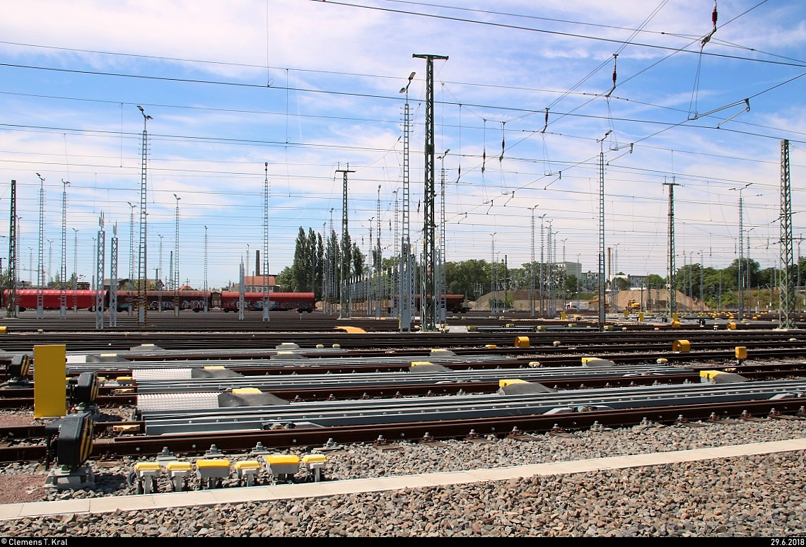 Die Zugbildungsanlage (ZBA) Halle (Saale) wurde im Rahmen des Verkehrsprojekts Deutsche Einheit Nr. 8 (VDE 8) nach fast fünf Jahren Bauzeit auf dem Gebiet des alten Rangierbahnhofs feierlich eingeweiht. Alle Interessierten waren neben den Feierlichkeiten von der Deutschen Bahn dazu eingeladen, an einer Rundfahrt über die Anlage teilzunehmen.
Blick auf die Richtungsgleise der ZBA mit Gleisbremsen im Vordergrund.
Weitere Informationen findet Ihr hier:
https://bahnblogstelle.net/2018/06/29/neue-zugbildungsanlage-in-halle-saale-geht-in-betrieb-2/
https://www.youtube.com/watch?v=MjjKnF1WnSQ
[29.6.2018 | 14:18 Uhr]