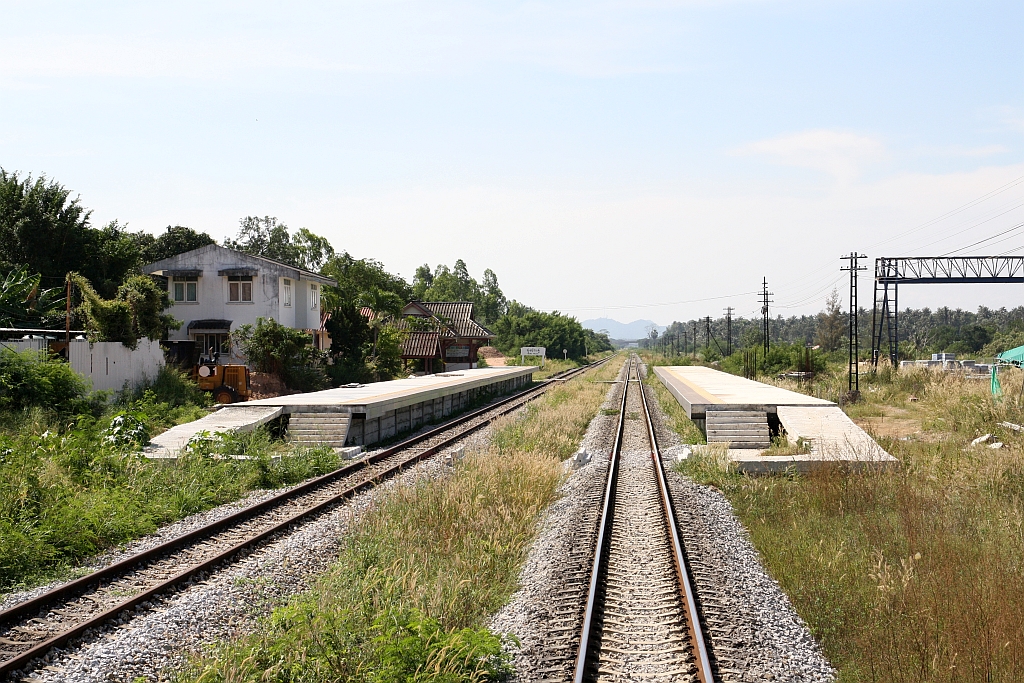 Die im Zuge des 2 gleisigen Ausbaues der Southern Line neu errichtete Thung Pradu Station am 08.Dezember 2023.