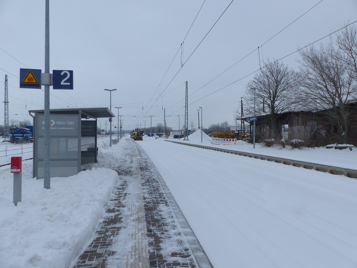 Die zugeschneite KBS 590 am 13.02.2021 in Angersdorf. An der gesperrten Strecke fanden zu der Zeit umfangreiche Bauarbeiten statt, die an dem Tag wegen dem vielen Schnee allerdings ruhten.