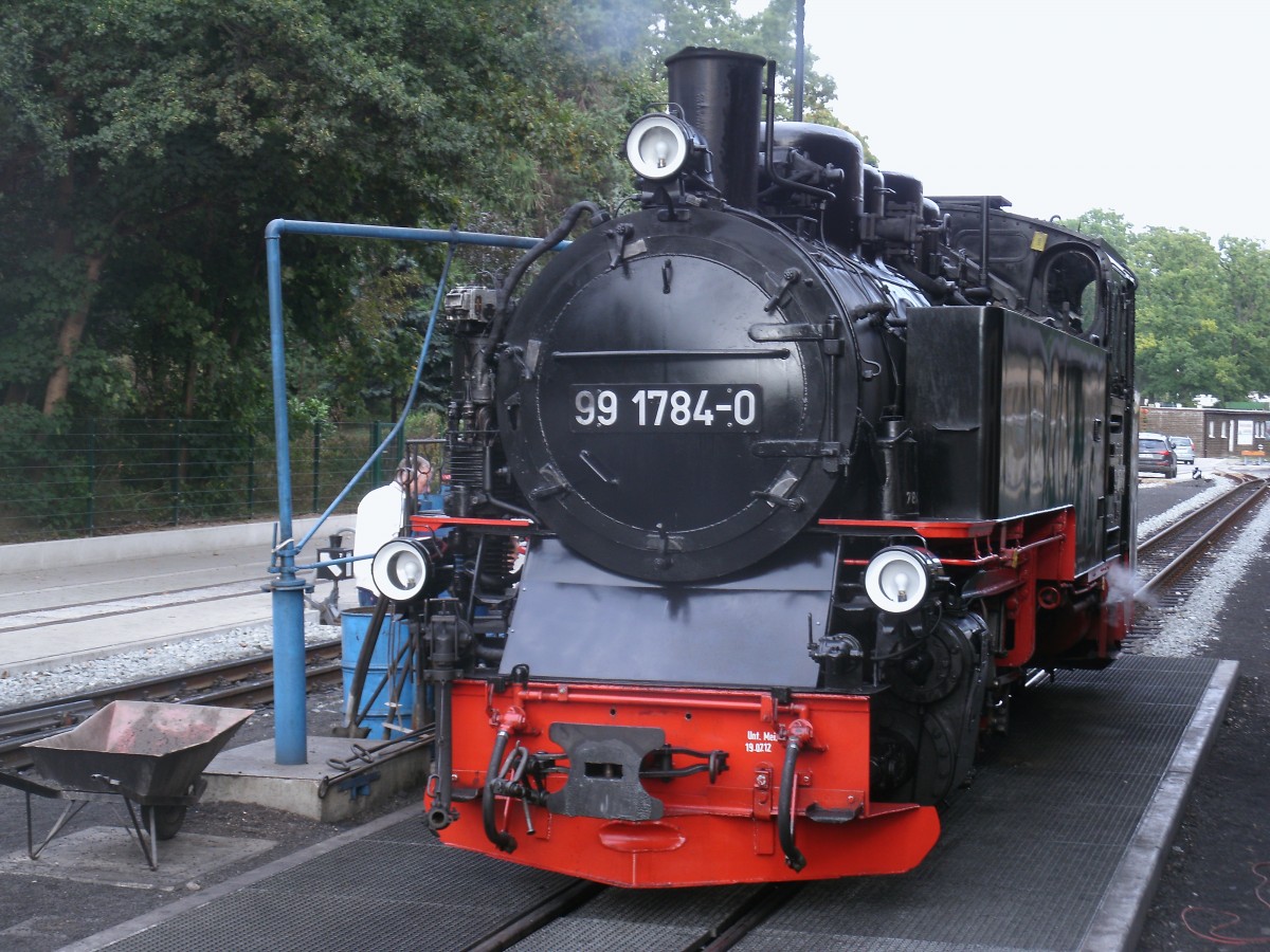 Die Zuglok vom P110 nach Lauterbach Mole,am 13.September 2013,war 99 1784 die in Ghren Wasser nahm.