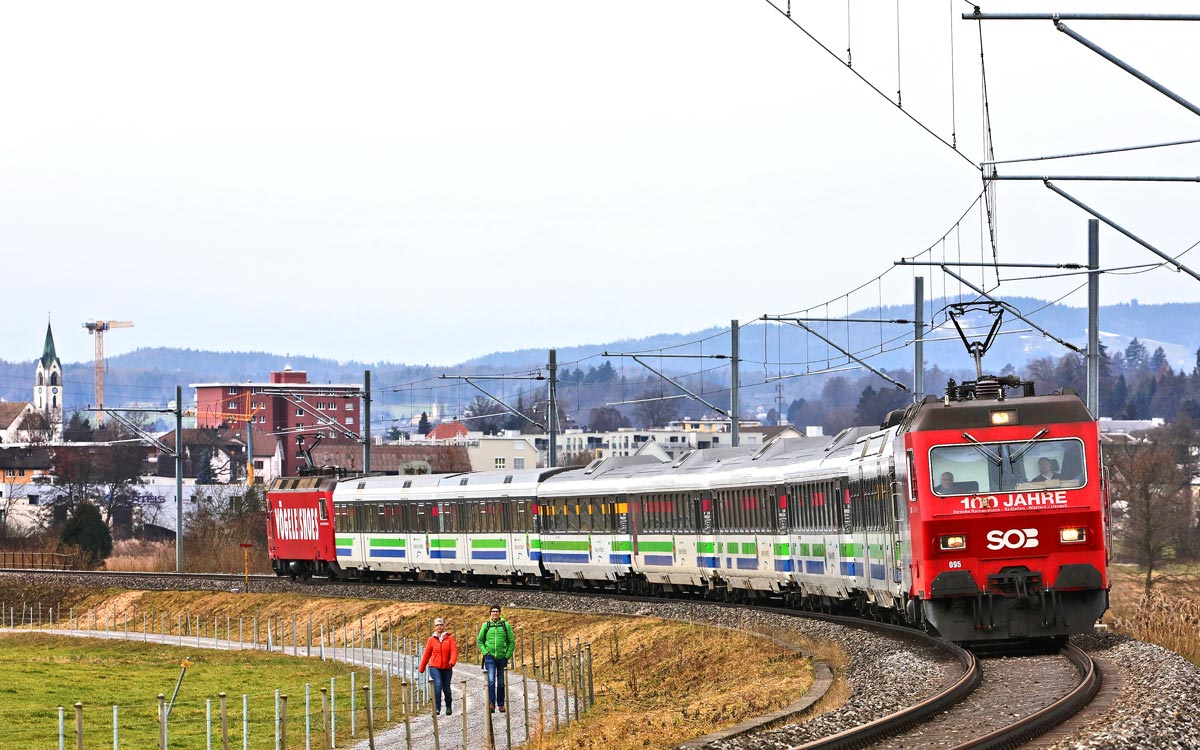 Die Zuglokomotive Re 456 095 fährt zusammen mit der Schiebelokomotive Re 456 094 am Strandweg in Bollingen entlang.Bild vom 5.2.2017
