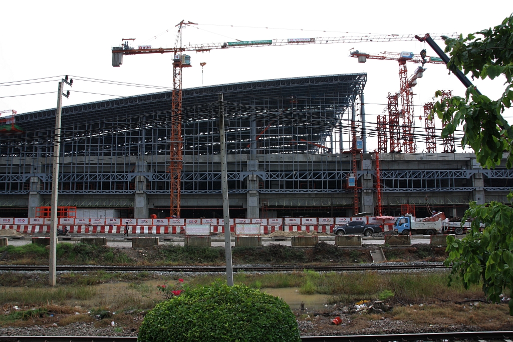 Die zukünftige Bangkok Central Station, dann letztendlich  Bang Sue Grand Station  genannt, wird auf dem Gelände neben der Bang Sue Station errichtet und soll 2019 in Betrieb genommen werden. Dann wird Hua Lamphong zu einen Museum bzw. Ausgangspunkt für Nahverkehr und Sonderzüge. Bild vom 15.Mai 2018.