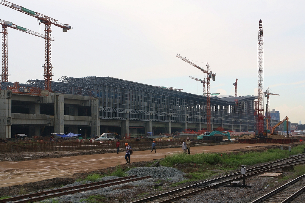 Die zukünftige Bangkok Central Station, dann letztendlich  Bang Sue Grand Station  genannt, wird auf dem Gelände neben der Bang Sue Station errichtet und soll 2019 in Betrieb genommen werden. Dann wird Hua Lamphong zu einen Museum bzw. Ausgangspunkt für Nahverkehr und Sonderzüge. Bild vom 15.Mai 2018.