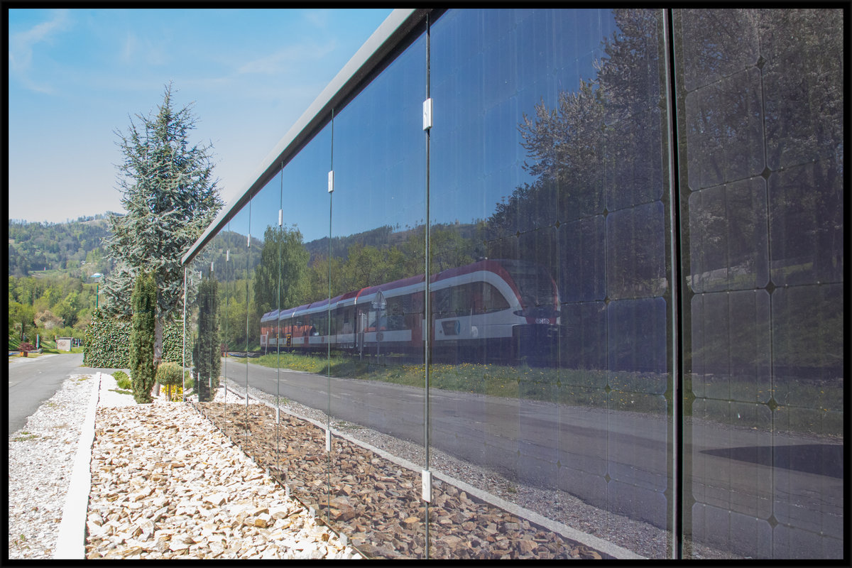 Die Zukunft der Graz Köflacher Eisenbahn ist elektrisierend ,... 
Wohl aber kaum mit Photovoltaik:-) 
Für ein Bild perfekt und sehr sehenswert als Zaun steht diese Anlage auf der Leibenfelder Höhe. 
24.04.2020
