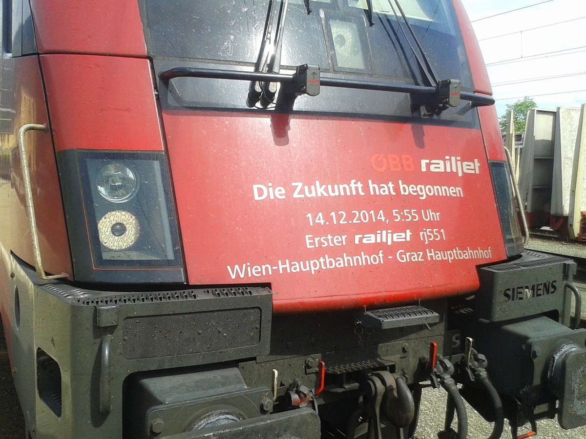  Die Zukunft hat begonnen.  1116 323-0 bespannte am 14.12.2014 den ersten planmäßigen railjet des Wiener Hauptbahnhofs. (Lienz, 29.4.2015)