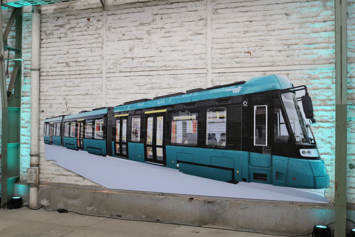 Die Zukunft kommt. Ab Dezember 2020 kommen 45 neue Straßenbahnen mit der Bezeichnung T-Wagen nach Frankfurt am Main. Hersteller ist Alstom. Hier eine Animation am 16.06.19 in BB Gutleut zur 100 Jahre Feier dieses Betriebshofes in Frankfurt am Main 
