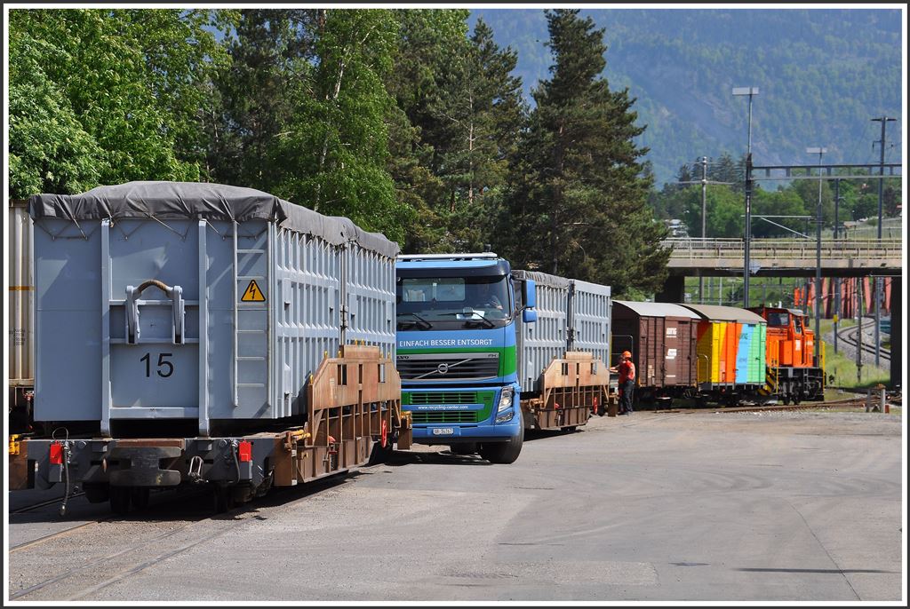 Die Zulieferung aus den Bündner Tälern an A&M Recycling oder die KVA in Untervaz-Trimmis erfolgt vielfach mit Abrollcontainern. Der Umschlag erfolgt auf dem Bahnhofplatz. (13.05.2015)