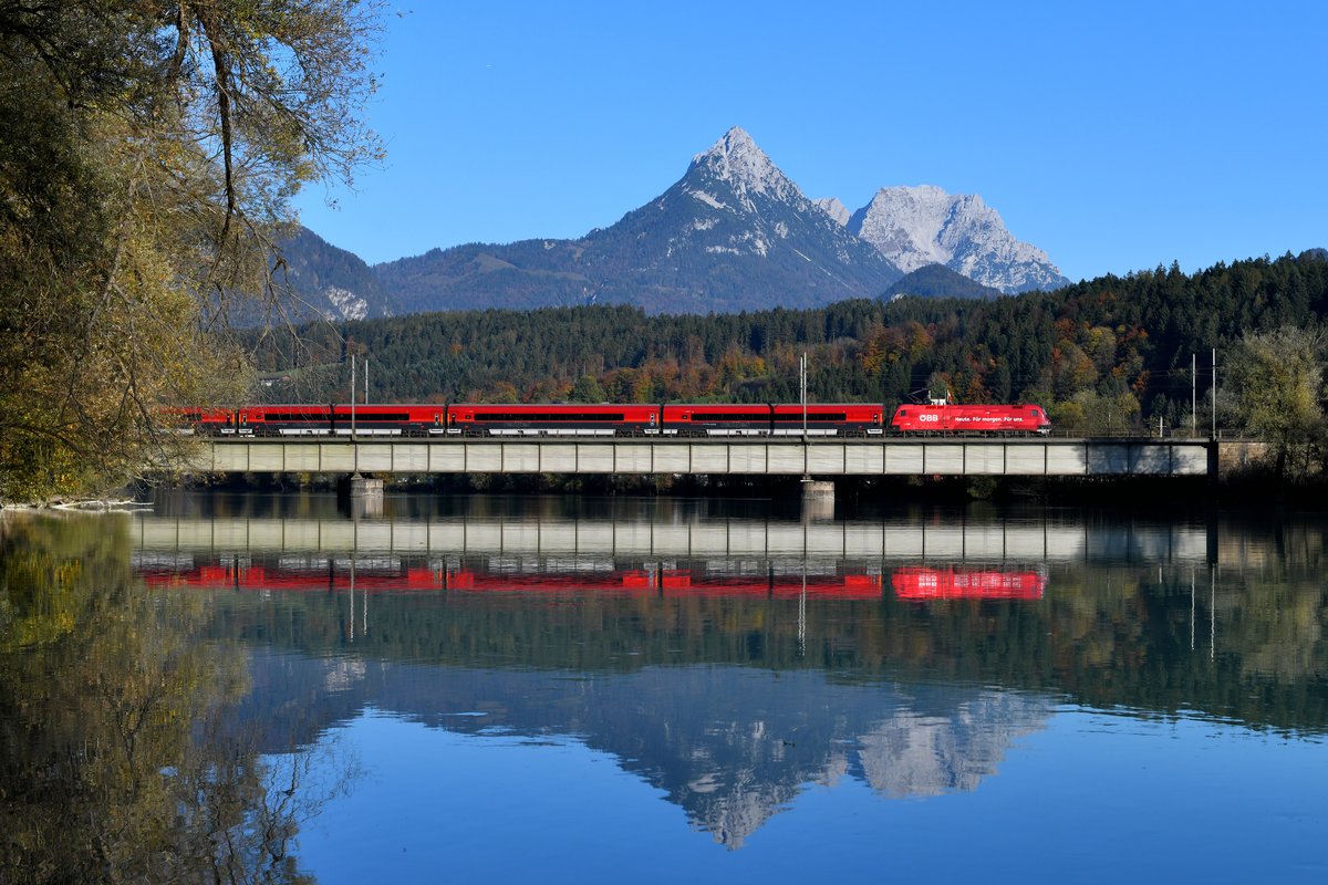 Die zum Aufnahmezeitpunkt erst seit kurzem in eigener Sache werbende 1116.225 war am 26. Oktober 2019 vor dem RJX 862 nach Bregenz zu beobachten. Bei Langkampfen konnte ich die Leistung beim Überqueren des Inns mit dem Kaisergebirge im Hintergrund aufnehmen.