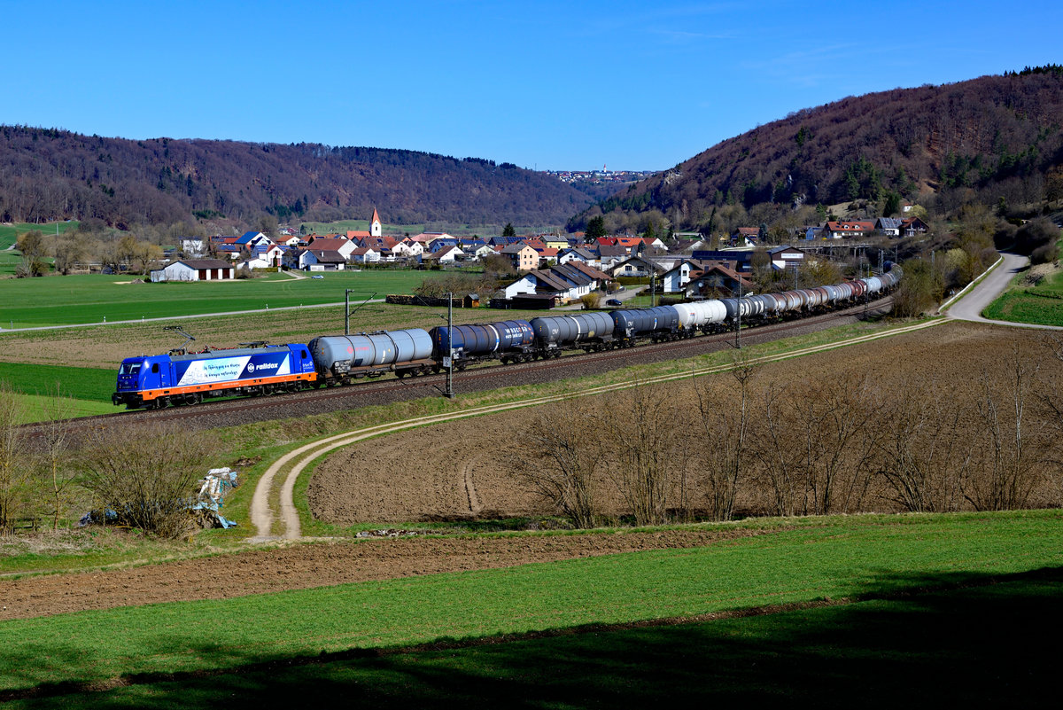 Die zum Aufnahmezeitpunkt erst wenige Wochen alte 187 318 des Erfurter Unternehmens Raildox konnte ich am 07. April 2018 bei Breitenfurt im Altmühtal aufnehmen. Diese brachte einen Kesselwagenzug von Vohburg nach Lutherstadt Wittenberge. 