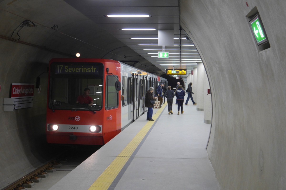 Die zum Fahrplanwechsel neu eingerichtete SL 17 nutzt den südlichen Teil des neuen Kölner U-Bahn-Tunnels. Die Züge befahren abwechselnd das eine oder das andere Gleis bis zur provisorischen Endstelle Severinstraße und fahren auf demselben Gleis zurück, da es in dem gesamten Tunnelabschnitt keinen Gleiswechsel gibt. Aufnahme vom 18.12.15, Wagen 2240 und 2213 in der U-Haltestelle Chlodwigplatz.