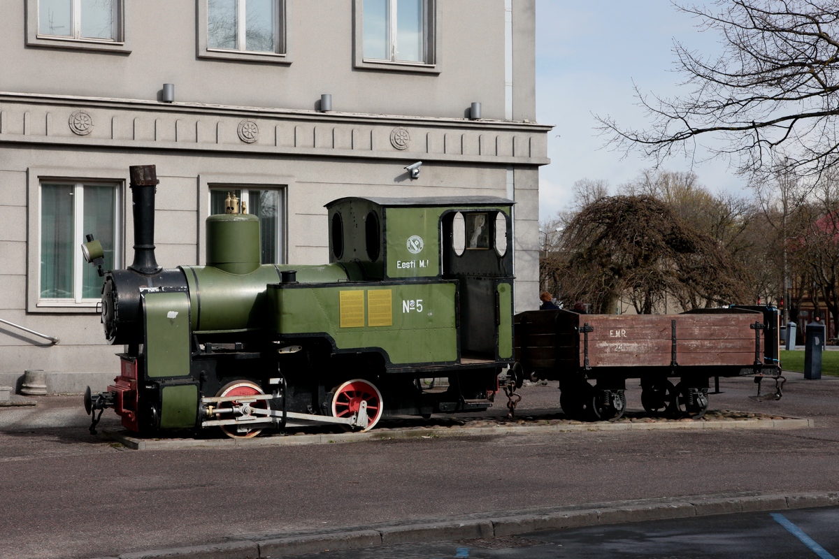Die zum Lavassaare Raudteemuuseum gehörende Nr.5 der Eesti M.R. wurde mit einem Wagen als Denkmal in Pärnu aufgestellt. 10.05.2017